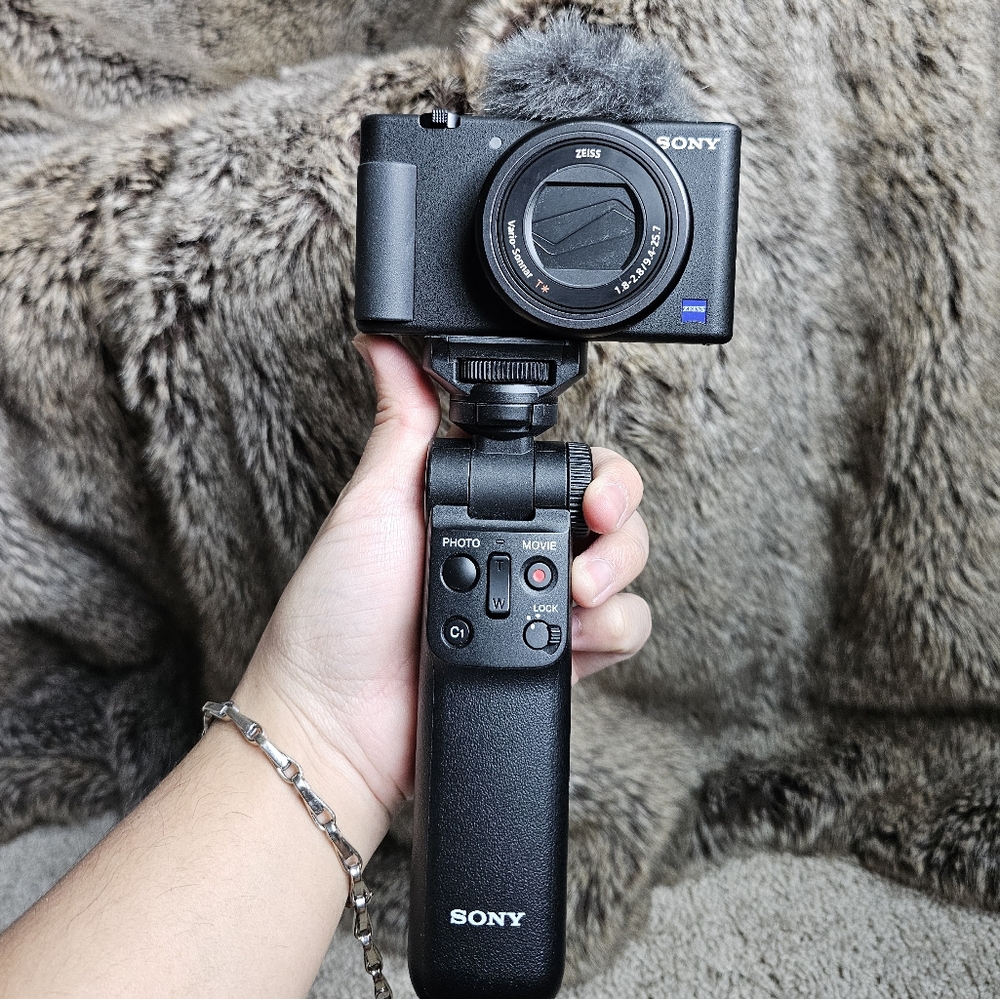 Sony ZV-1 Compact 4k And Sony Vlogger Kit ACCVC1